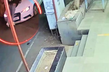 மோட்டார் சைக்கிளில் சென்ற இளைஞர்.. கார் பேனட்டில் வைத்து 3 கி.மீ இழுத்து சென்ற கொடூரம்!