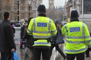 பிரித்தானியாவில் இடம்பெற்ற பதறவைக்கும் சம்பவம்; நடு வீதியில் வாள் வெட்டு