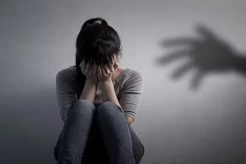 குளிர்பானத்தில் மயக்க மருந்து கொடுத்து மருமகளிடம் அத்துமீறியதாக மாமனார் மீது புகார்