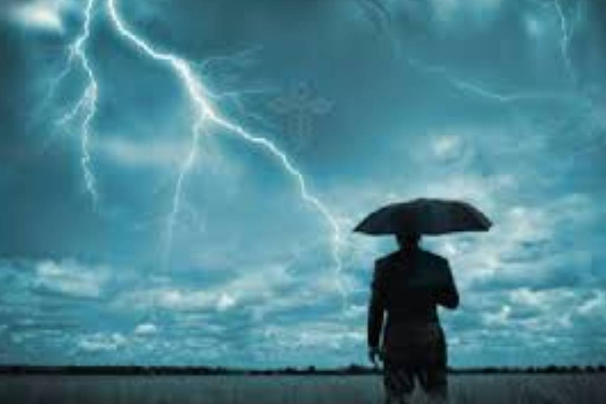 நள்ளிரவு ஏற்பட்ட அனர்த்தம்! பலியான இளம் பெண் - மற்றுமொருவர் வைத்தியசாலையில் அனுமதி | Young Woman Killed By Lightning In Habaratuwa