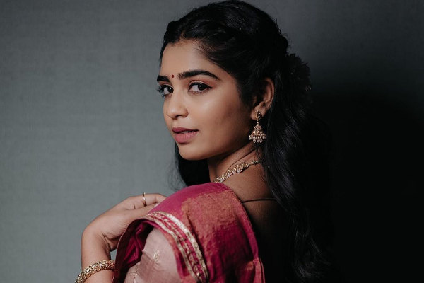 அந்த இடத்தில் அப்படியொரு டாட்டூ!.. காட்டக்கூடாத இடத்தை காட்டிய 96 ஜானு.. உச்சக்கட்ட அதிர்ச்சியில் ரசிகர்கள் | Gouri G Kishan Latest Photo