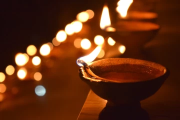 வீடுகளில் பிரச்சனை கடன் நெருக்கடியா ?இந்த எண்ணெயில் தீபம் ஏற்றி வழிபாடு செய்யுங்கள்