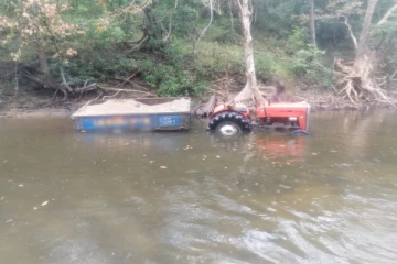 சட்டவிரோத மணல் அகழ்வில்  ஈடுபட்ட இருவர் கைது: உழவு இயந்திரங்களும் மீட்பு (Photos)