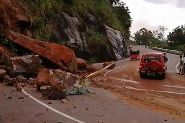 18 நாட்களுக்குப் பின் திறக்கப்பட்ட நாவலப்பிட்டி – கண்டி வீதி | Nawalapitiya Kandy Road Was Reopened After 18 Days 18 நாட்களுக்குப் பின் திறக்கப்பட்ட நாவலப்பிட்டி – கண்டி வீதி | Nawalapitiya Kandy Road Was Reopened After 18 Days