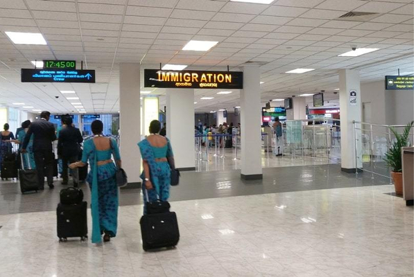 இலங்கை வந்த விமானத்தில் பெண் ஒருவர் கைது | Sri Lanka Airport இலங்கை வந்த விமானத்தில் பெண் ஒருவர் கைது | Sri Lanka Airport