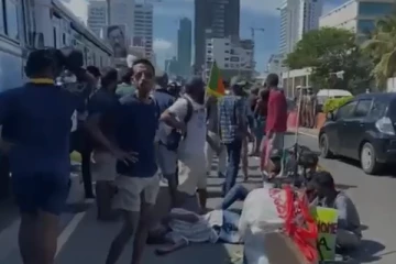அலரி மாளிகைக்கு முன்னால் பதற்றம்! குவிக்கப்பட்டுள்ள காவல்துறையினர்