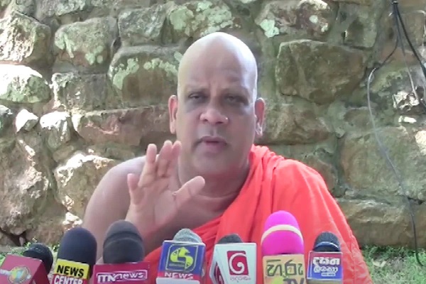 நாடாளுமன்றத்தில் பயங்கரவாதிகள் குழு : தேரர் கடும் சாடல் | A Group Of Terrorists In Parliament