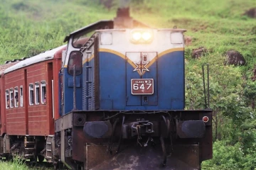 தெமோதரையில் தொடருந்து முன் பாய்ந்தவர் படுகாயம்