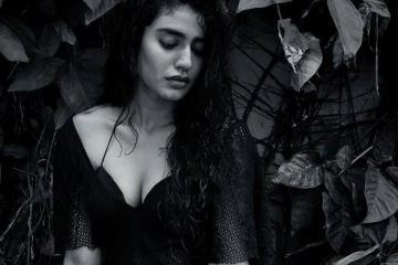 எல்லைமீறும் கிளாமர் உடையில் பிரியா வாரியர்.. அவரா இப்படி?