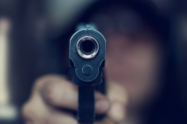 மனைவியை பயமுறுத்த வானத்தை நோக்கி சுட்டவருக்கு நேர்ந்த கதி | Man Aiming At Sky To Scare Wife Meets Fate மனைவியை பயமுறுத்த வானத்தை நோக்கி சுட்டவருக்கு நேர்ந்த கதி | Man Aiming At Sky To Scare Wife Meets Fate