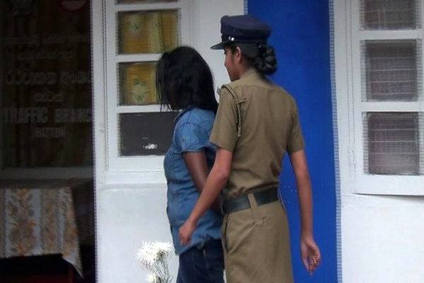 Seorang wanita ditangkap setelah kembali dari Kanada Seorang wanita ditangkap setelah kembali dari Kanada