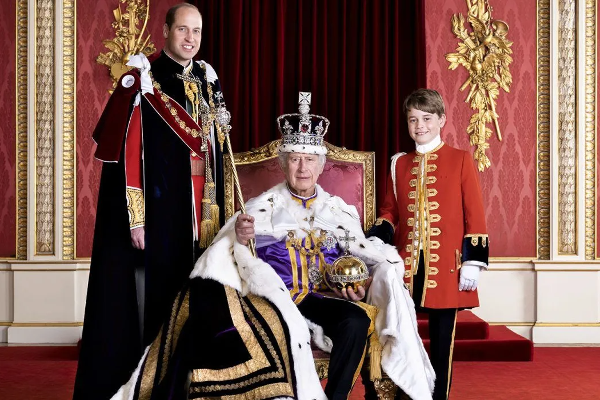 மூன்று தலைமுறைகளைக் காட்டும் முடிசூட்டு விழா புகைப்படம்! | Coronation Photo Showing Three Generations