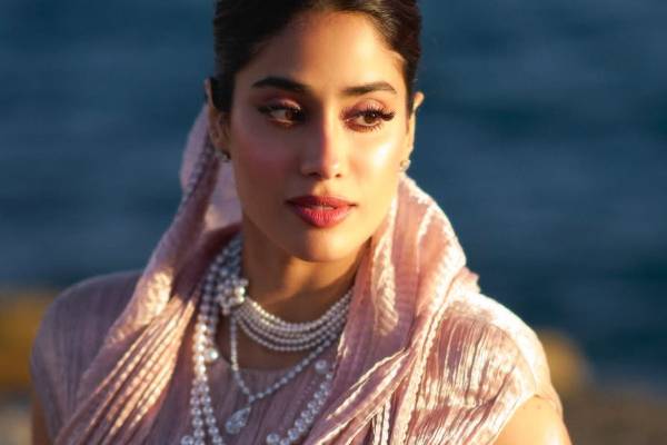 அசிங்கமான நடனத்துக்கு விருதா? ஸ்ரீதேவி மகள் ஜான்வி கபூர் செயலால் சர்ச்சை.. | Janhvi Kapoor Likes Madhuri Dixit Vulgar Steps அசிங்கமான நடனத்துக்கு விருதா? ஸ்ரீதேவி மகள் ஜான்வி கபூர் செயலால் சர்ச்சை.. | Janhvi Kapoor Likes Madhuri Dixit Vulgar Steps