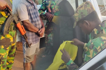 கிளிநொச்சியில் சட்டவிரோத செயல்; ஒருவர் சிக்கினார்....இருவர் தப்பியோட்டம்