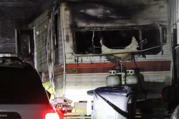 கனடாவில் கருகிய நிலையில் வாகனத்திலிருந்து இரண்டு சடலங்கள் மீட்பு | Trailer Fire Leaves 2 Dead Police Investigating