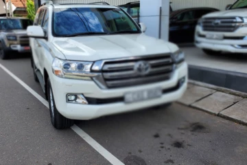 V 8 එකක් සෞඛ්‍ය අමාත්‍යාංශය ඇතුළේ පිස්සු කෙළියි.