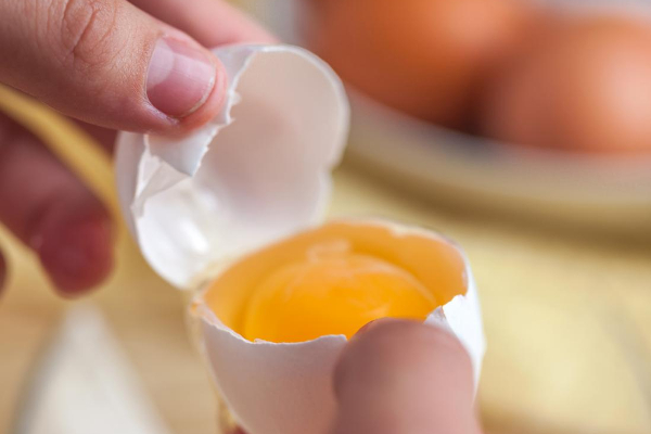 முடி ரொம்ப வறண்டு அசிங்கமா இருக்குதா? இந்த இரண்டு பொருளையும் தலையில் தடவுங்க... அதிசயம் நடக்கும்! | Egg And Oil Hair Masks To Get