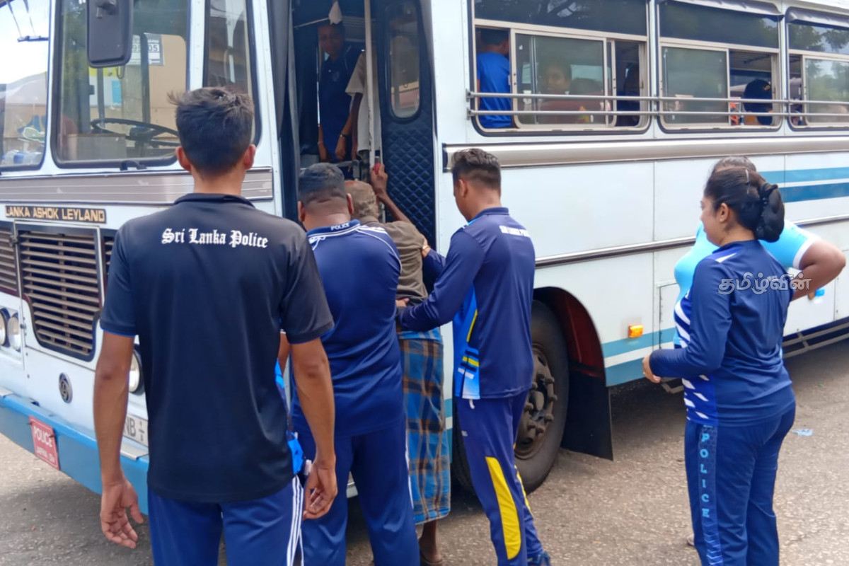 யாழ். நகர் பகுதியில் 30 இற்கும் அதிகமான யாசகர்கள் கைது! | Jaffna Police Removed Those Who Were Begging யாழ். நகர் பகுதியில் 30 இற்கும் அதிகமான யாசகர்கள் கைது! | Jaffna Police Removed Those Who Were Begging