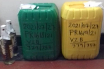 கிளிநொச்சி மாவட்ட பொலிஸ் விசேட மது ஒழிப்பு பிரிவினரால்  இருவர் கைது