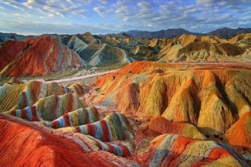 மலையை அப்படியே உணவாக சாப்பிடும் ஊர் மக்கள்.. டேஸ்டா இருக்குமாம் - எங்கு தெரியுமா?