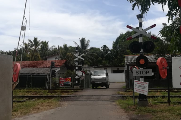 நாட்டில் 1,200 பாதுகாப்பற்ற தொடருந்து கடவைகள் | 1 200 Unsafe Railway Crossings Nationwide