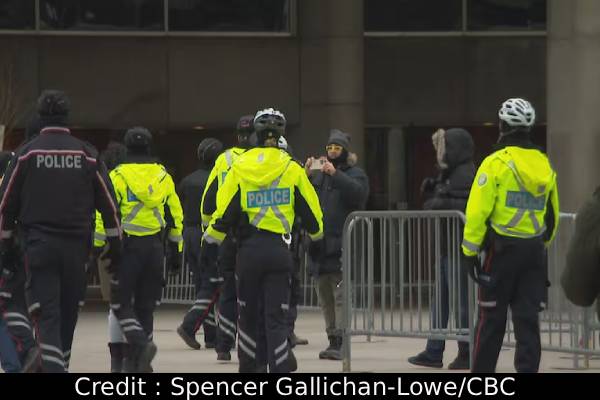 கனடாவில் புலம்பெயர்தலுக்கு எதிராக பேரணி... பொலிசார் மீது தாக்குதல்: எட்டு பேர் கைது | 8 Arrested In Toronto Anti Immigration Rally