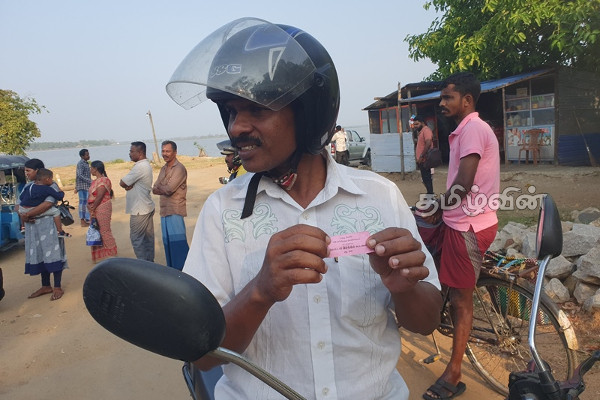 குருமண்வெளி - மண்டூர் படகுப்பாதைப் போக்குவரத்து கட்டணம் அறவீடு: மக்கள் விசனம் (Video) | Batticaloa Boat Transport