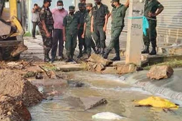 இலங்கையில் தொடர்ந்து பெய்து வரும் கனமழை காரணமாக திடீரென தாழிறங்கிய வீதி