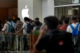 iPhone 18 ගන්න ඉන්දියාවේ දිගු පෝලිම් - “රන් භාණ්ඩ පවා විකුණලා iPhone පෙන්නන්නේ කාටද?”