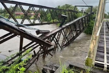 இலங்கையில் வெள்ளத்தில் பல பிரதேசங்கள்; இடிந்து விழுந்த நூற்றாண்டு பழைமையான பாலம்