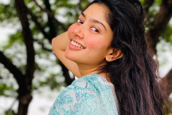 சாய் பல்லவி அணிந்திருக்கும் இந்த ஆடையின் விலை எவ்வளவு தெரியுமா? இதோ | Sai Pallavi Filmfare Outfit Price சாய் பல்லவி அணிந்திருக்கும் இந்த ஆடையின் விலை எவ்வளவு தெரியுமா? இதோ | Sai Pallavi Filmfare Outfit Price