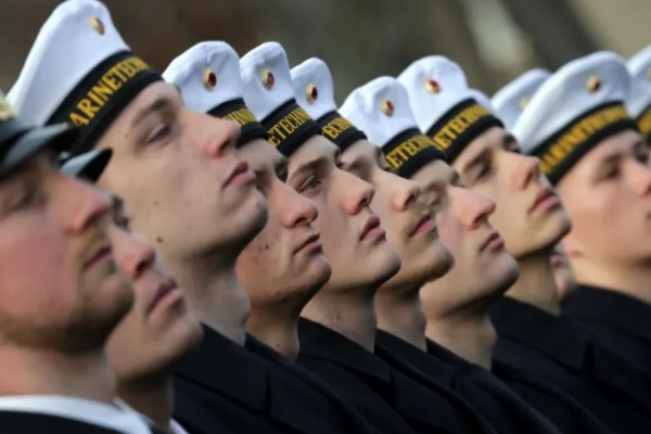 ஜேர்மன் ராணுவத்துக்கு ஆள் சேர்க்கும் மசோதாவுக்கு எதிர்ப்பு: ஆயிரக்கணக்கானோர் போராட்டம் | 1000 Protest In Berlin Against New German Military ஜேர்மன் ராணுவத்துக்கு ஆள் சேர்க்கும் மசோதாவுக்கு எதிர்ப்பு: ஆயிரக்கணக்கானோர் போராட்டம் | 1000 Protest In Berlin Against New German Military