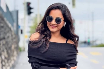 சுவிட்சர்லாந்துக்கு பறந்த சூப்பர் சிங்கர் மானசி!! மாடர்ன் லுக்கில் எப்படி இருக்காங்க பாருங்க..