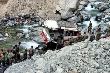 ஆற்றில் கவிழ்ந்த ராணுவ வீரர்கள் சென்ற வாகனம்! 7 பேர் பலி