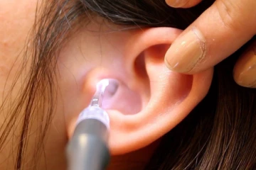 எச்சரிக்கை... காது குடைவதால் இவ்வளவு பக்கவிளைவுகள் உண்டு