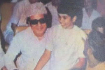 எம்.ஜி.ஆர். மடியில் அமர்ந்திருக்கும் இந்த முன்னணி நட்சத்திரம் யார் தெரியுமா, இதோ பாருங்க