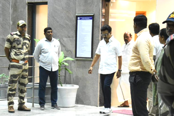 கரூரில் முதல்வர் மு.க.ஸ்டாலின்., மருத்துவமனையில் அனுமதிக்கப்பட்டவர்களை நேரில் சந்திப்பு | Cm Stalin At Karur Vijay Tvk Stampede