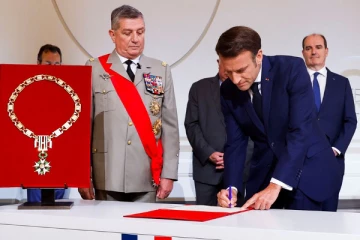 ஜனாதிபதியாக 2வது முறை பதவியேற்றார் மாக்ரோன்..  பிரான்ஸ் வரலாற்றில் முதன்முறை!