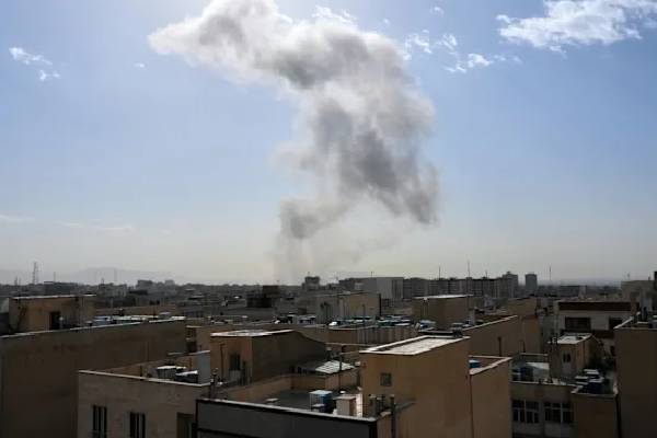 மத்திய கிழக்கில் பதற்றம் ; சற்றுமுன்னர் ஈரான் மீது இஸ்ரேல் திடீர் தாக்குதல் | Israel Attacks Iran State Of Emergency Declared