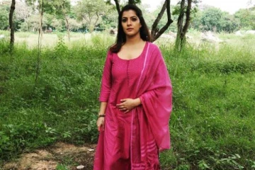 நடிகை வரலட்சுமி சரத்குமாரா இது, பீச்சில் மாடர்ன் உடையில் அவர் வெளியிட்ட புகைப்படம்- செம வைரல்