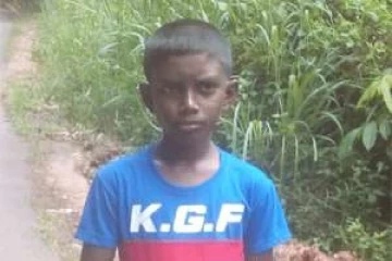 பேருந்தில் இருந்து இறங்கி வீதியை கடக்க முயன்ற மாணவனுக்கு நிகழ்ந்த துயரம்