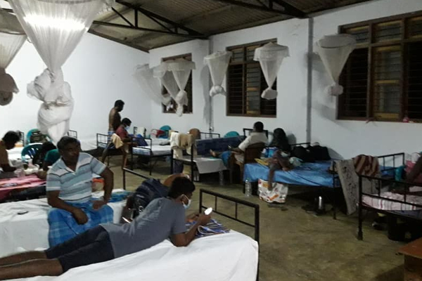 கொரோனா தனிமைப்படுத்துதல் அறையில் பெரியவர்களுடன் சிறுவனை வைத்திருக்கும் அதிர்ச்சி காட்சி! | Boy Holding An Adult In A Corona Isolation Room