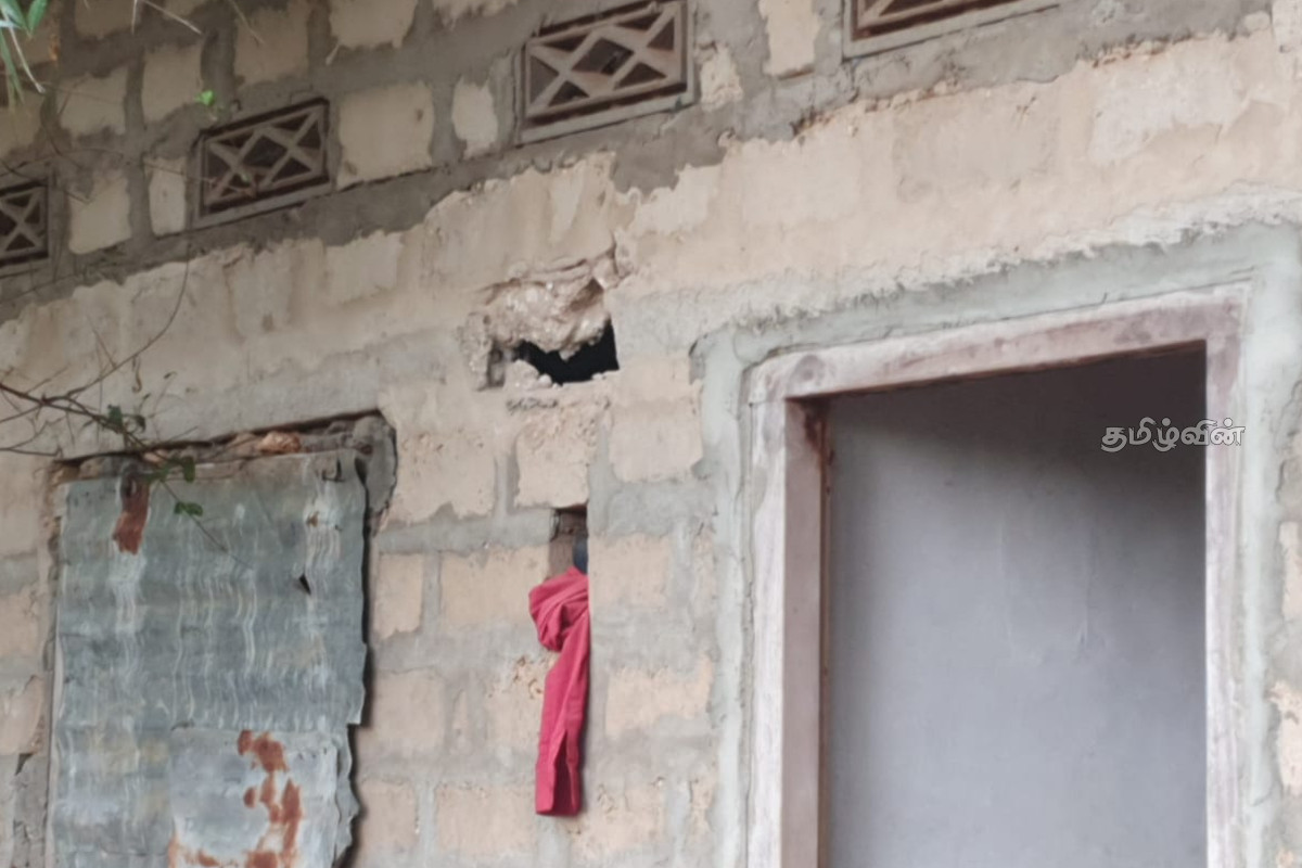 யாழில் மின்னல் தாக்கத்தினால் ஒரு வீடு சேதம்! | House Was Damaged By Lightning In Jaffna