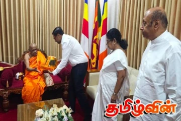 அஸ்கிரிய மகாநாயக்க தேரரை சந்தித்த ரணில் தரப்பினர்