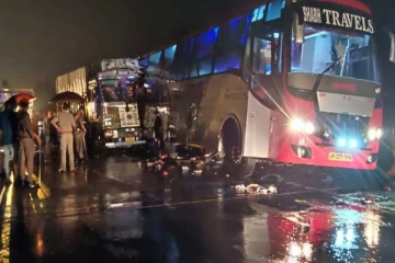 இந்தியாவில் கோர விபத்து! பேருந்துக்கு அடியில் சிக்கி 18 மரணம்! நெஞ்சை பதபதைக்க வைக்கும் காட்சி