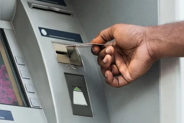 ஏ.டி.எம் இயந்திரத்தில் பணம் பெற சென்றவர் அங்கேயே உறக்கம்; பின்னர் நடந்த சம்பவம்