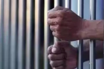 சிங்கப்பூரில் சக பணியாளர்களின் ஊதியம் குறித்து அறிந்துகொள்ள முயற்சித்த இந்திய வம்சாவளியினருக்கு சிறை