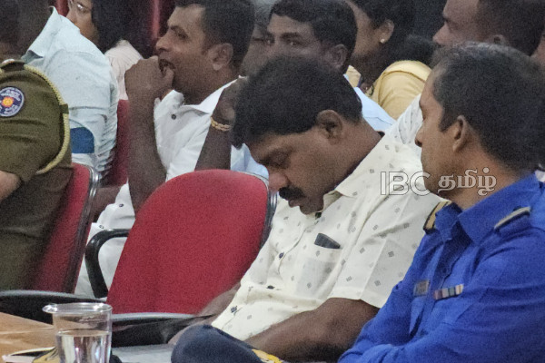 காரைநகர் அபிவிருத்தி கூட்டத்தில் உறங்கிய அதிகாரியால் வெடித்த சர்ச்சை! | Official Caught Sleeping At Karaith Nagar Meeting காரைநகர் அபிவிருத்தி கூட்டத்தில் உறங்கிய அதிகாரியால் வெடித்த சர்ச்சை! | Official Caught Sleeping At Karaith Nagar Meeting