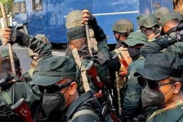 இரும்பு கம்பிகளுடன் ஆர்பாட்டக்களத்திற்கு இராணுவ உடையில் வந்தவர்கள் யார்! இராணுவப் பேச்சாளர் (Video)