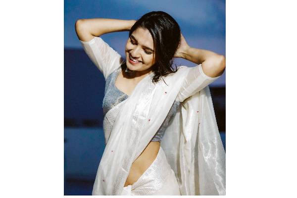 சேலையில் போட்டோஷூட் நடத்திய நடிகை வாணி போஜன்.. ரசிகர்களை கவர்ந்திழுத்து புகைப்படங்கள் | Vani Bhojan Saree Photoshoot